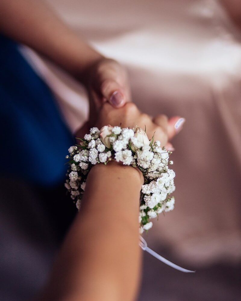 Brautstyling in Tracht - Armschmuck aus Blumen