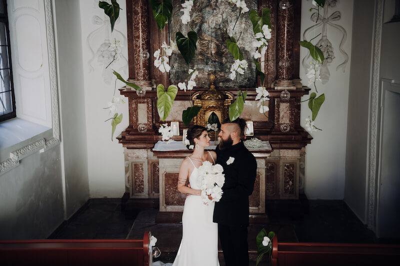 Hochzeit in Schwarz-Weiß - Floraler Vorhang aus Orchideen