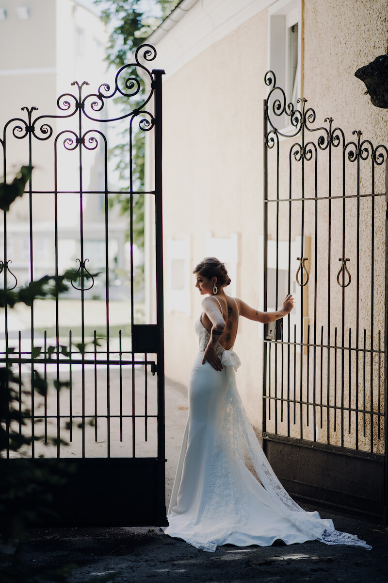 Braut in klassisch-elegantem Brautkleid