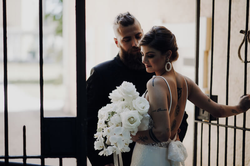 Hochzeit in Schwarz-Weiß - Braut mit weißem Blumenstrauß
