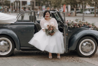Schöne Curvy Braut im VW Käfer