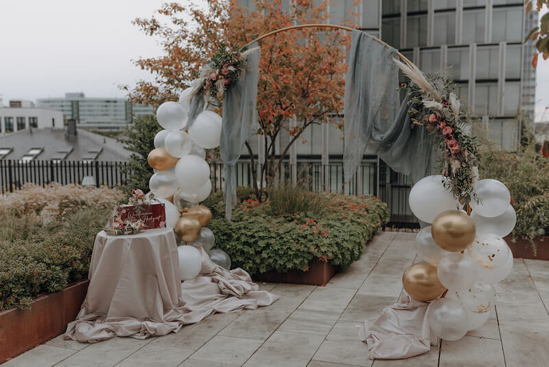 Traubogen einer Urban Rooftop Wedding