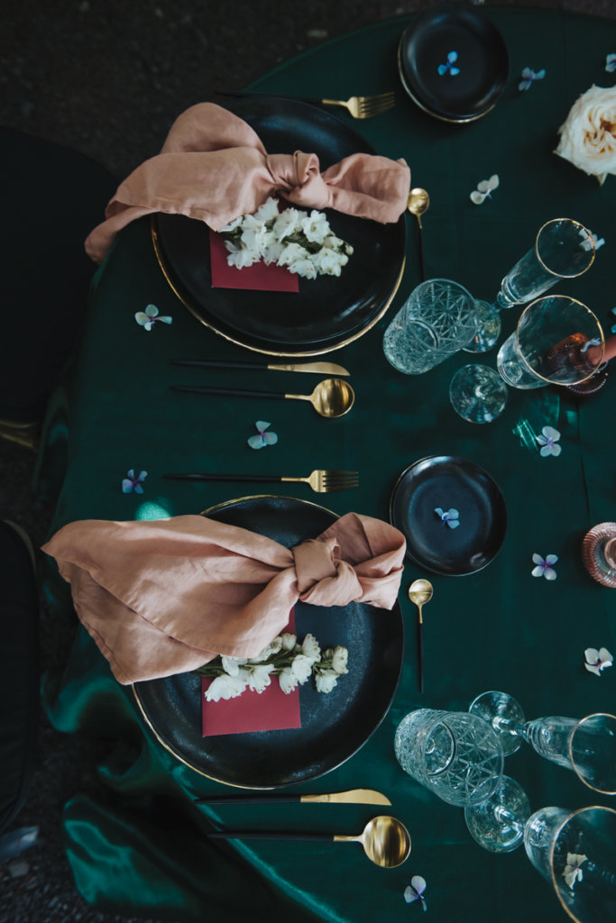 Wildromantische Hochzeit mit Tischdeko in zartem Terrakotta