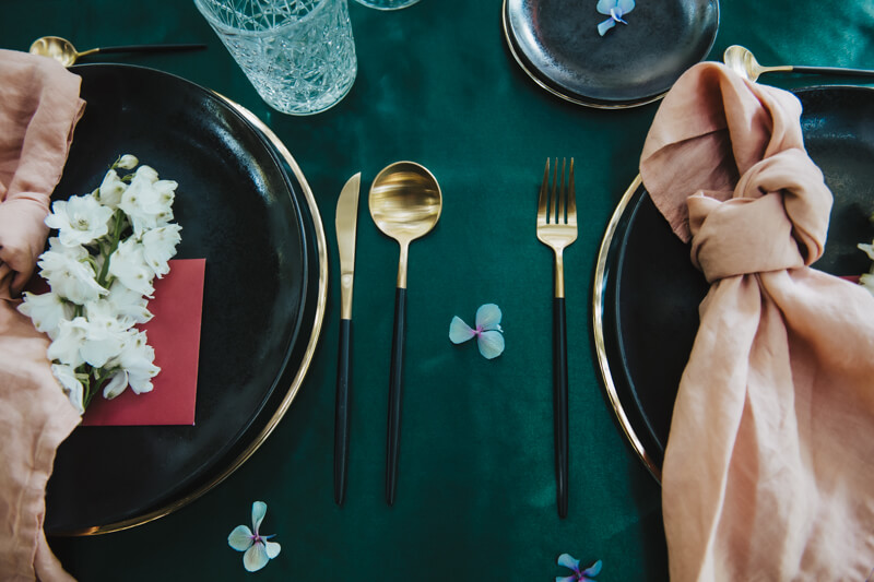 Wildromantische Hochzeit mit Tischdeko in Smaragdgrün