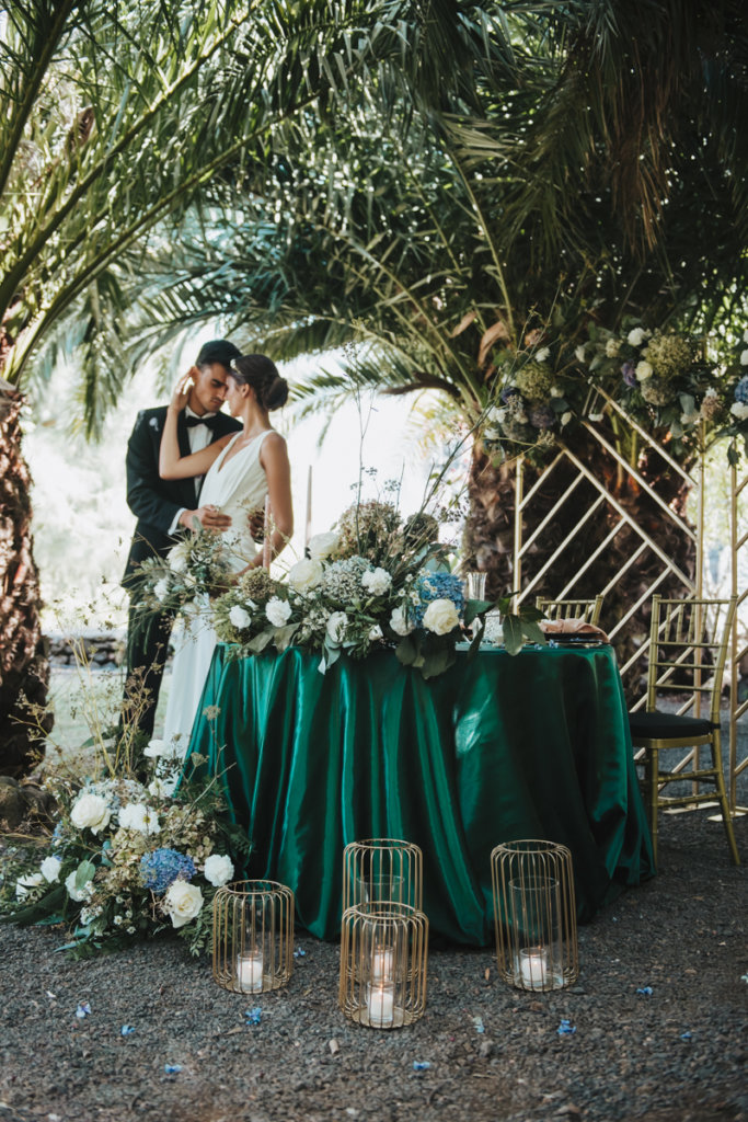 Wildromantische Hochzeit mit Tischdeko in dunkelgrün