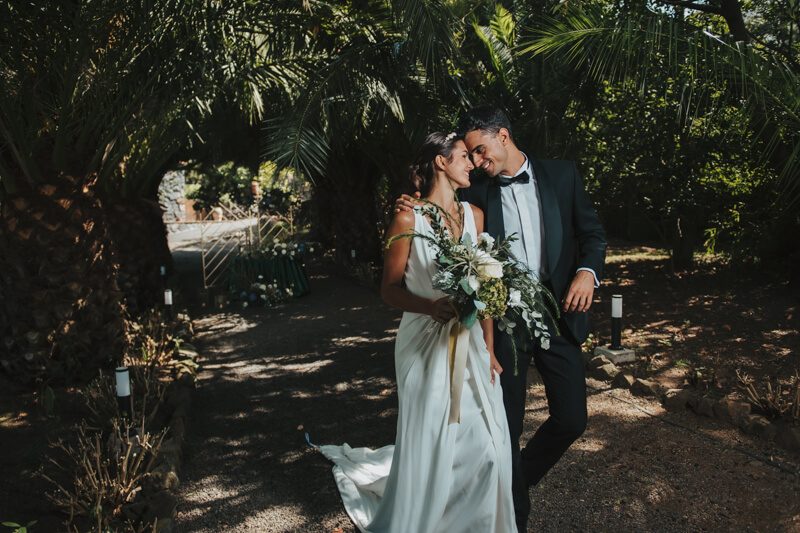 Wildromantische Hochzeit - Brautpaar in der Palmenallee
