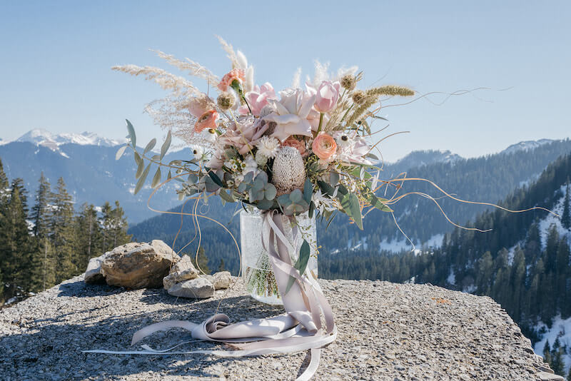 Boho-Winterhochzeit mit Blumen in Pastell