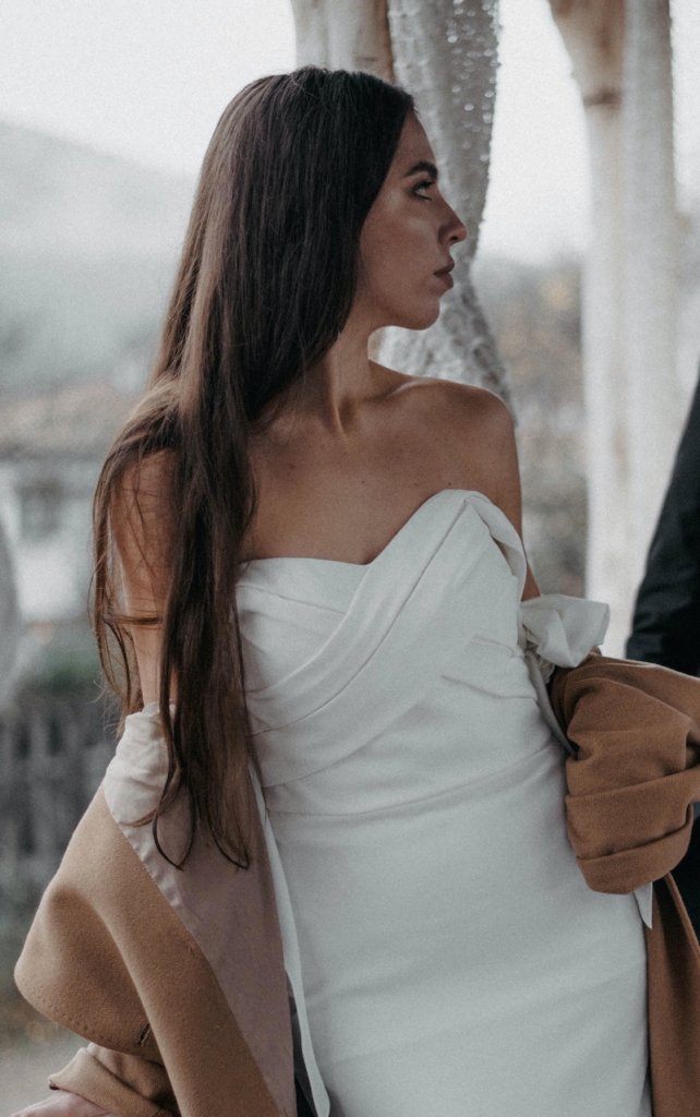 Klassisch-elegante Brautrisur im Sleek-Look
