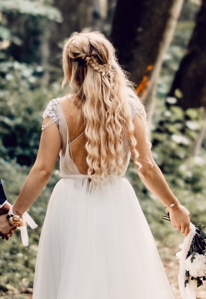 Natürliche, elfenhafte Hochzeitsfrisur mit offenen Haaren