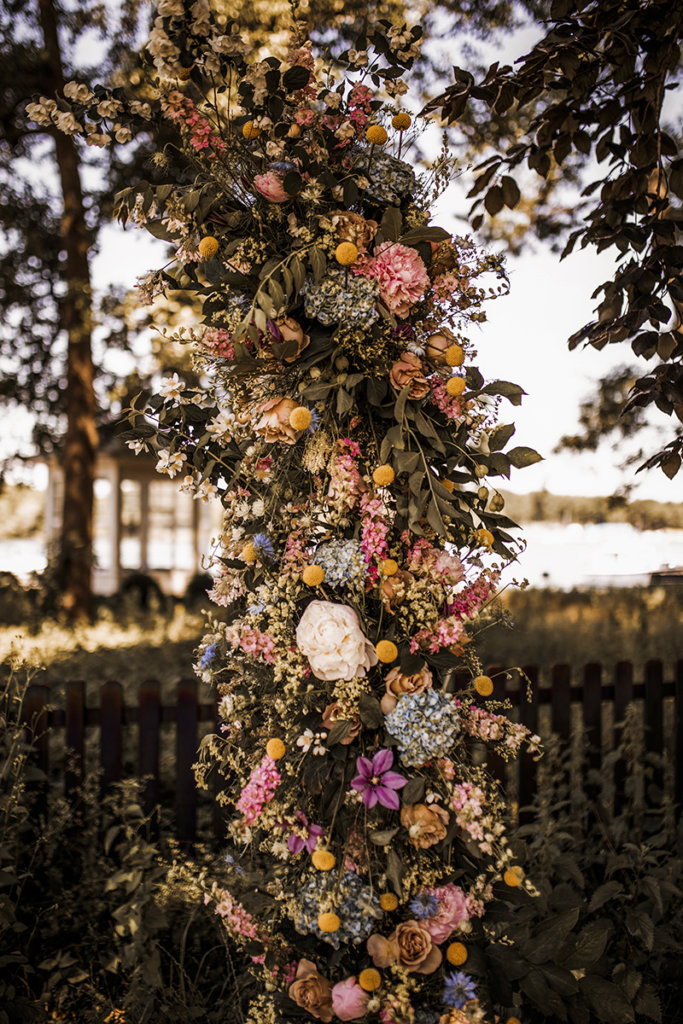 Hochzeit am See mit märchenhaften Blumenbouquets