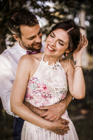 Braut mit floralem Hochzeitskleid
