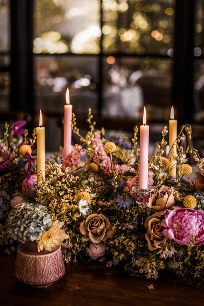 Farbenfrohe Blumendeko für das Vintage-Hochzeitskonzept