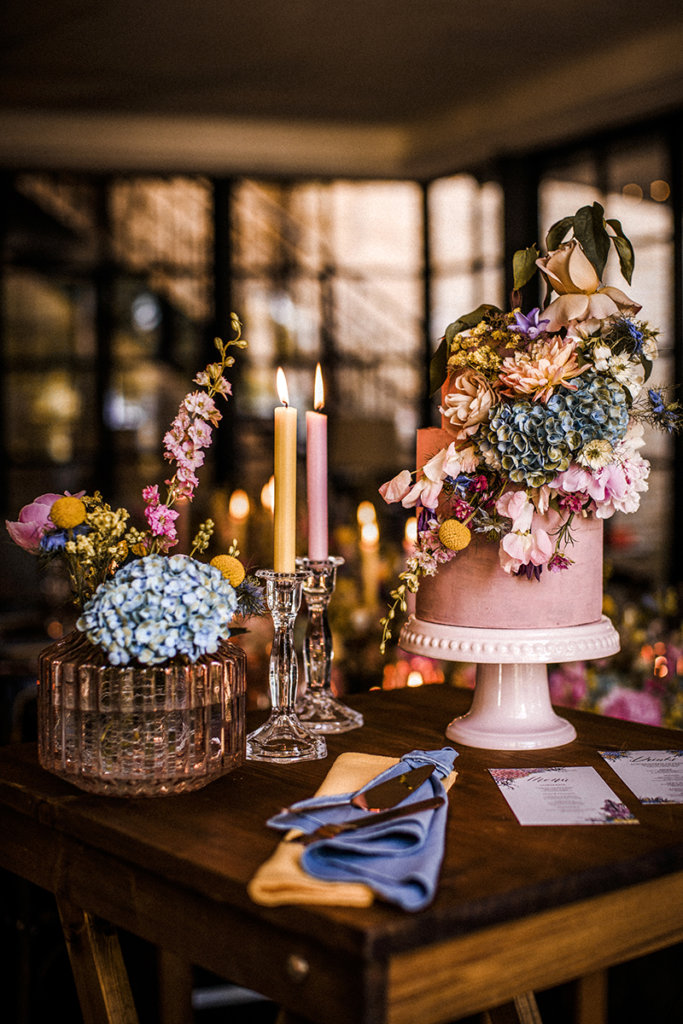 Hochzeitstorte mit üppiger Blumendeko