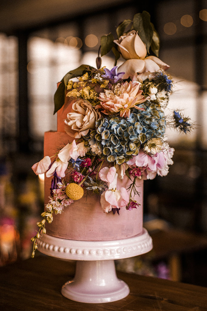 Hochzeitstorte mit üppiger Blumendeko