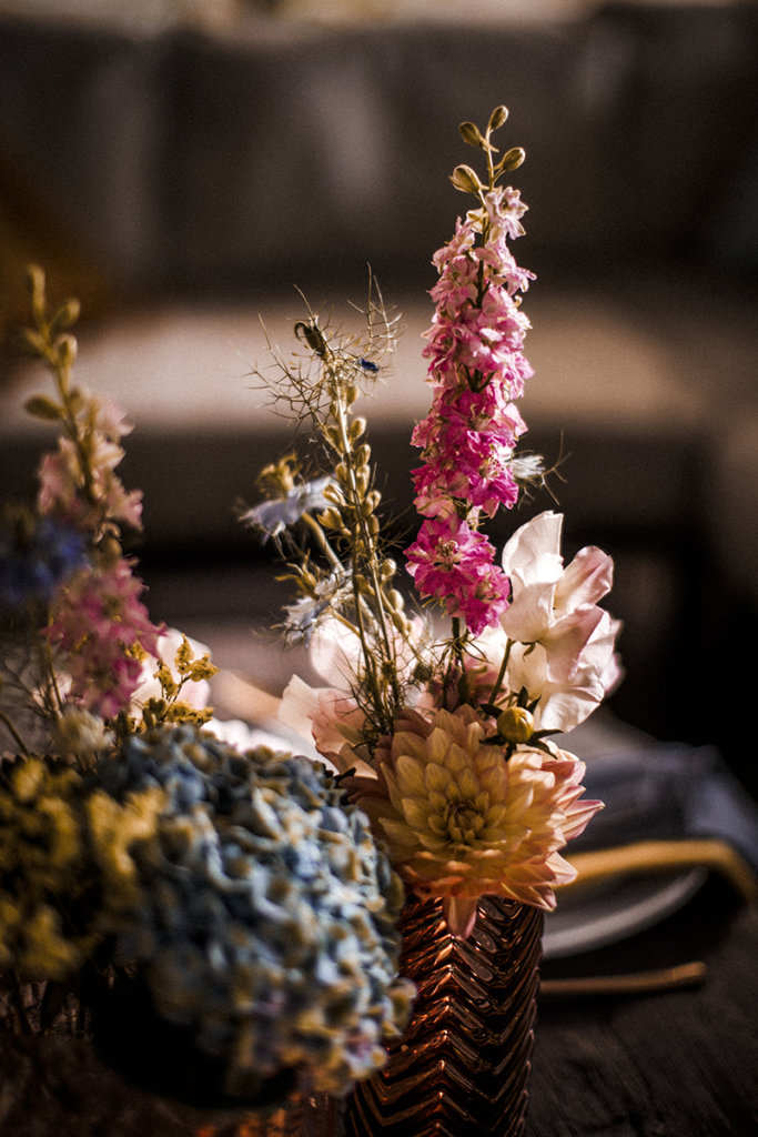 Verspielte Vintage-Blumendeko für eine Hochzeit am See