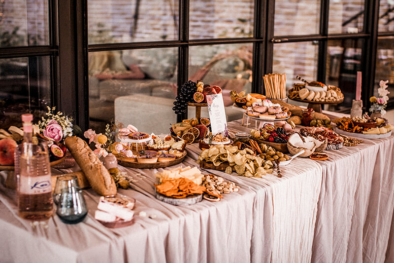 Grazing Table als modernes Hochzeitsbuffet