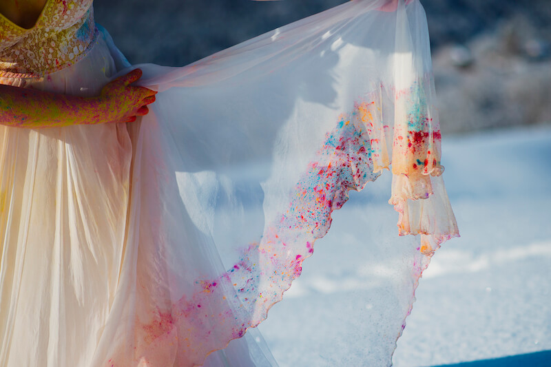 Brautkleid anders verwenden mit Farbpulver