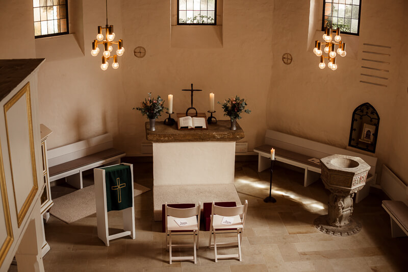 Vintage-Hochzeit in kleiner Kapelle