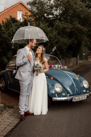 Regen am Hochzeitstag mit strahlendem Brautpaar
