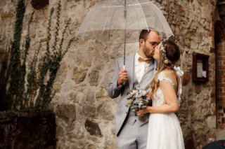 Regen am Hochzeitstag mit strahlendem Brautpaar