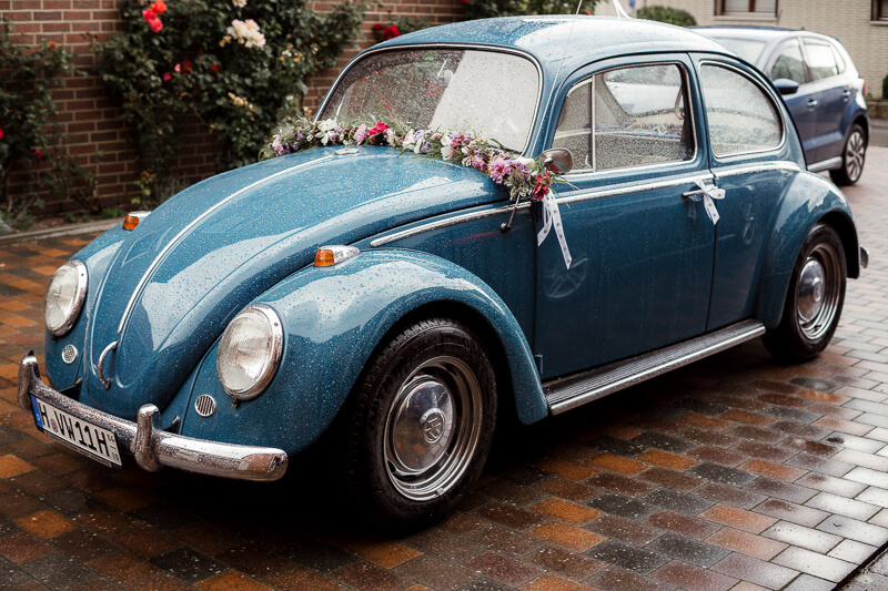 Regen am Hochzeitstag mit VW Käfer als Brautauto