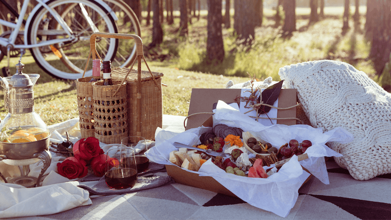 Ein Picknick als Erlebnisgeschenk zur Hochzeit
