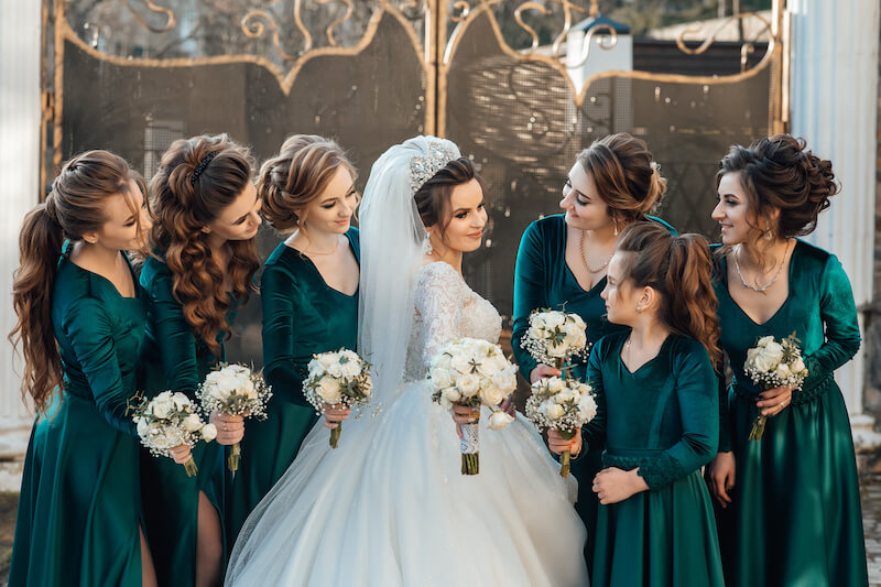 Brautjungfernkleider in dramatischem Smaragdgrün
