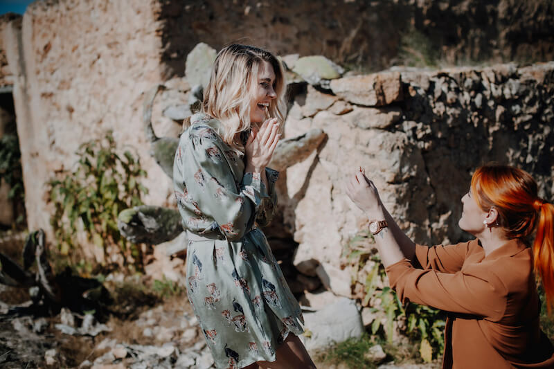 Heiratsantrag-Idee: Verlobung im Olivenhain