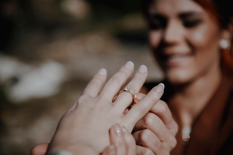 Heiratsantrag-Idee: Verlobung im Olivenhain