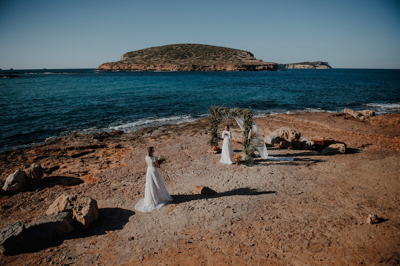 Hochzeit auf Ibiza vor dem azurblauen Meer