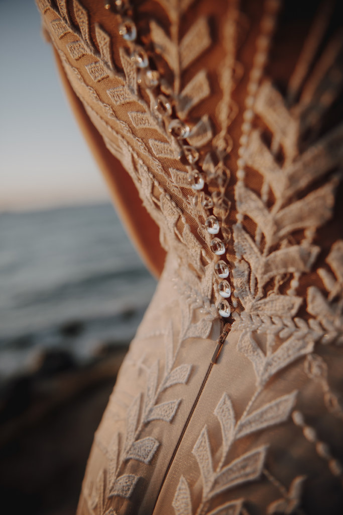 Hochzeit auf Ibiza mit geometrisch verzierten Brautkleidern