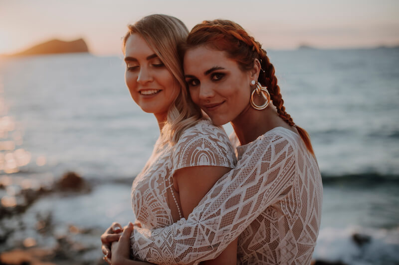 Hochzeit auf Ibiza mit geometrisch verzierten Brautkleidern