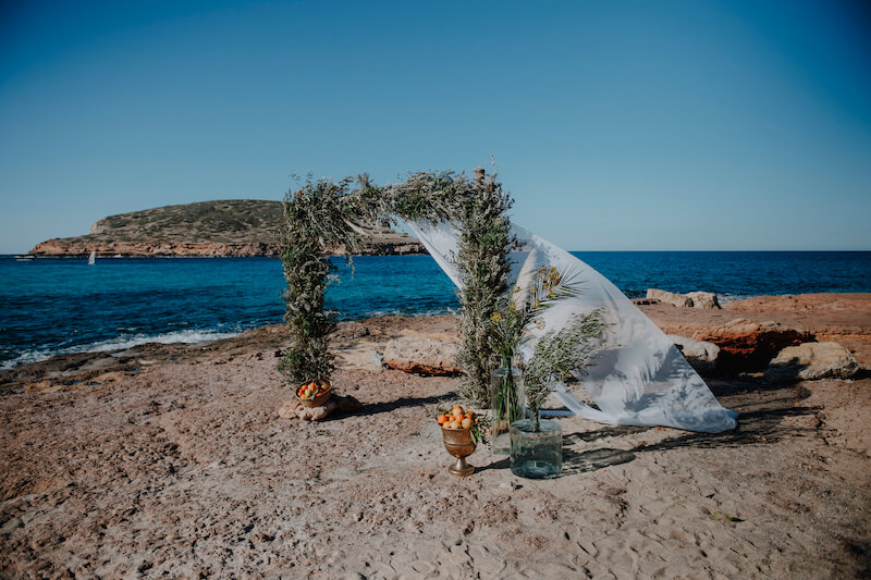 Hochzeit auf Ibiza mit einem Traubogen aus Olivenzweigen