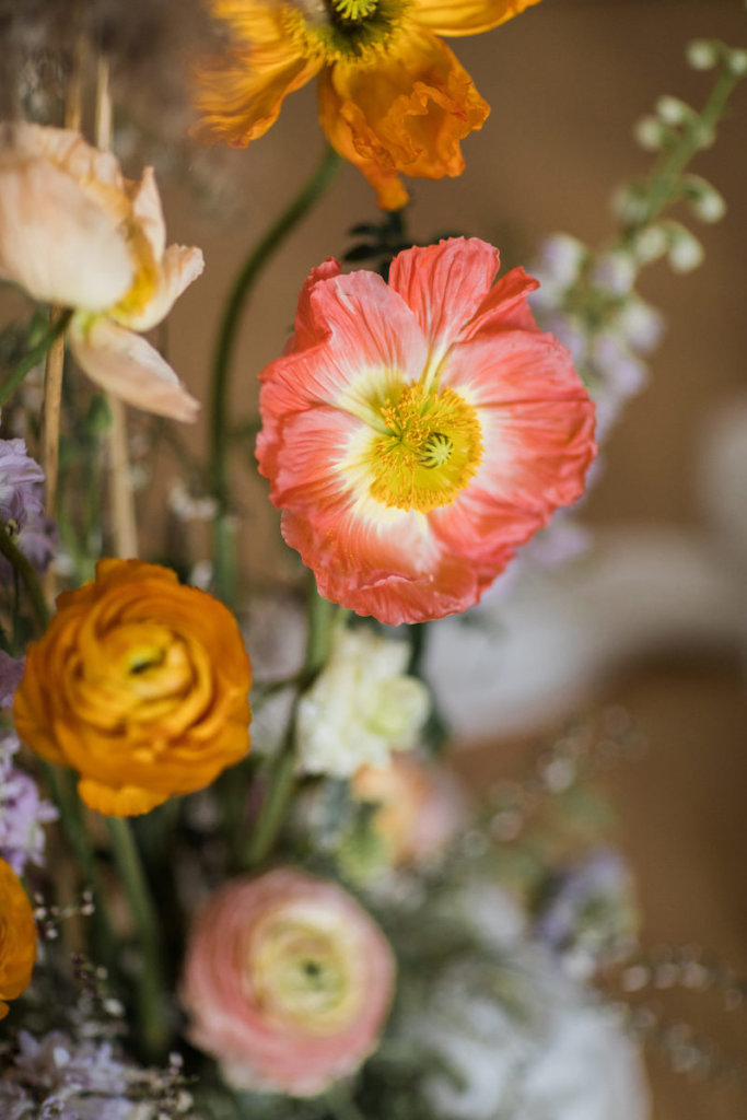 Filigrane Blüten bei einer Hochzeit mit Mohnblumen