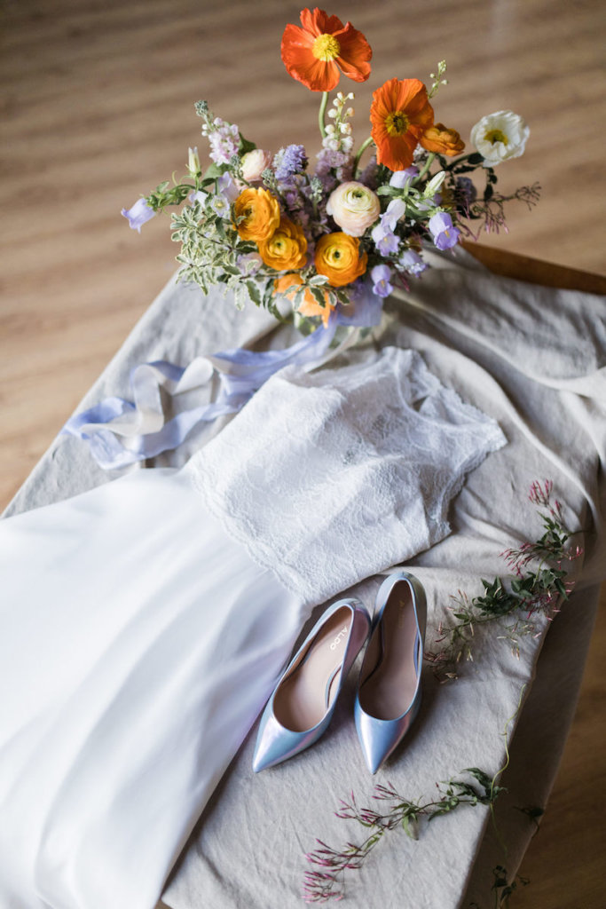 Filigranes Brautkleid für eine Fine Art Hochzeit mit Mohnblumen