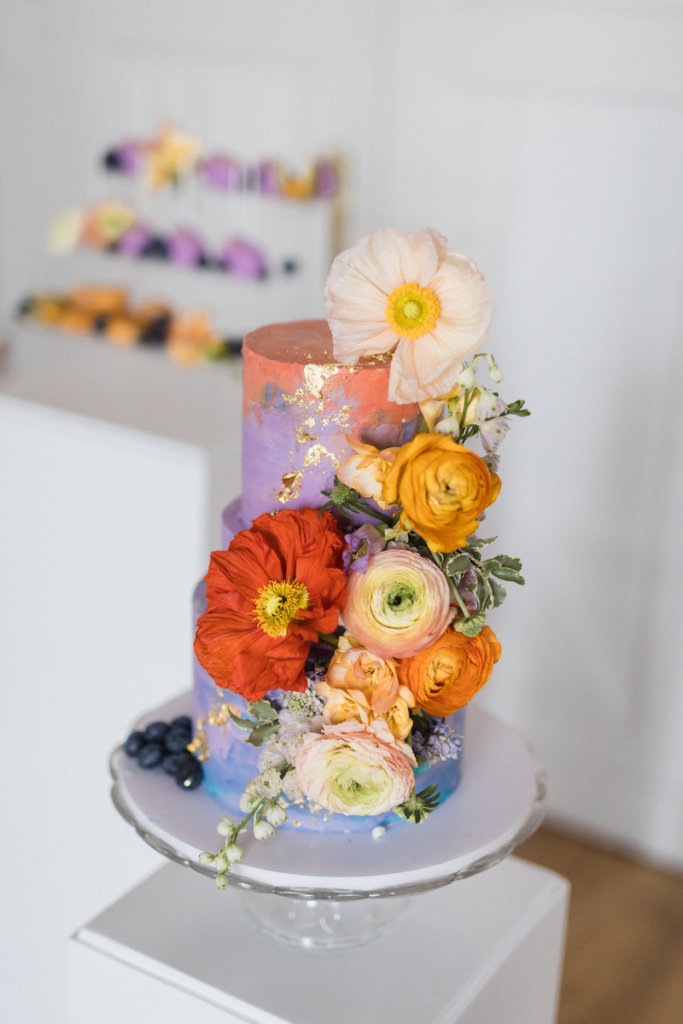Farbenfrohe Torte für eine Hochzeit mit Mohnblumen