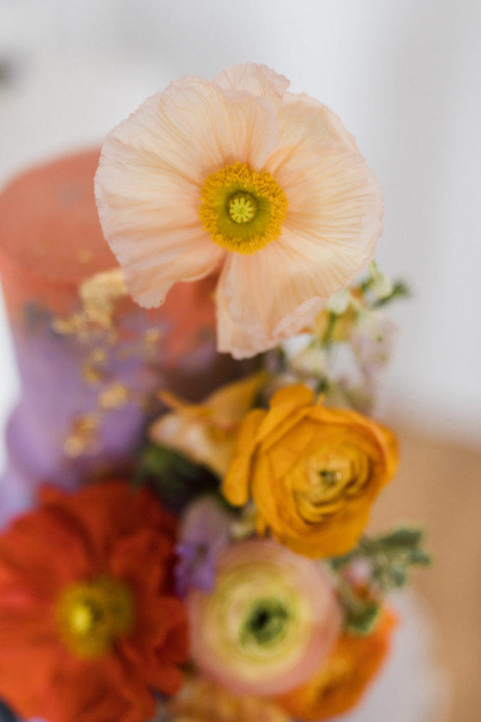 Filigrane Blütenarrangements bei einer Hochzeit mit Mohnblumen