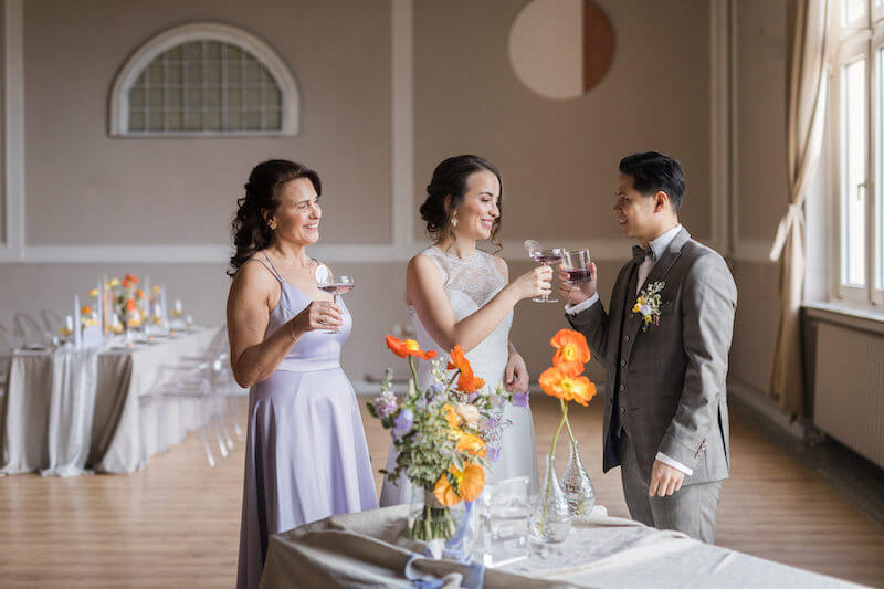 Sektempfang bei einer Hochzeit mit Mohnblumen