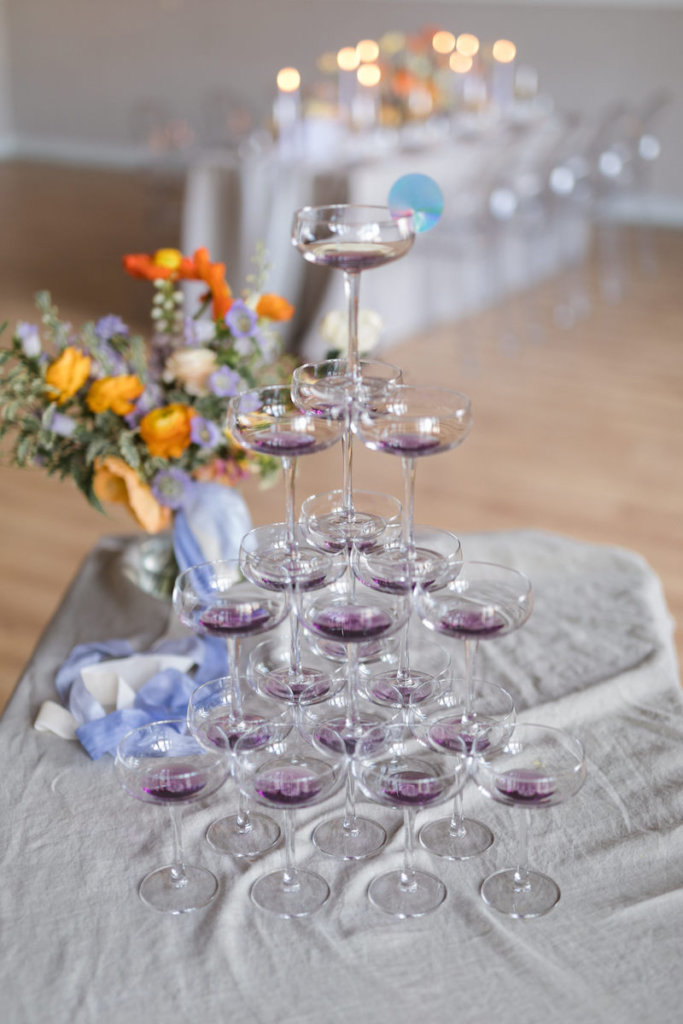 Violetter Champagnerturm mit Lavendelsirup