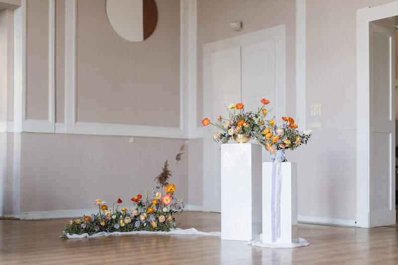 Filigrane Dekoration einer Hochzeit mit Mohnblumen