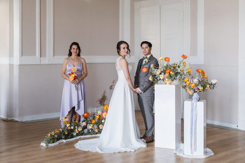 Brautpaar bei einer Hochzeit mit Mohnblumen