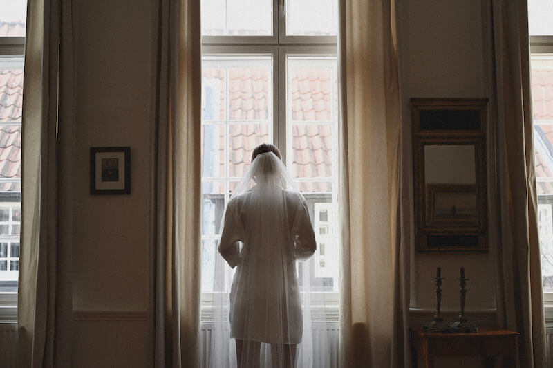 Klassisch elegantes Brautstyling zum Urban Wedding Dress