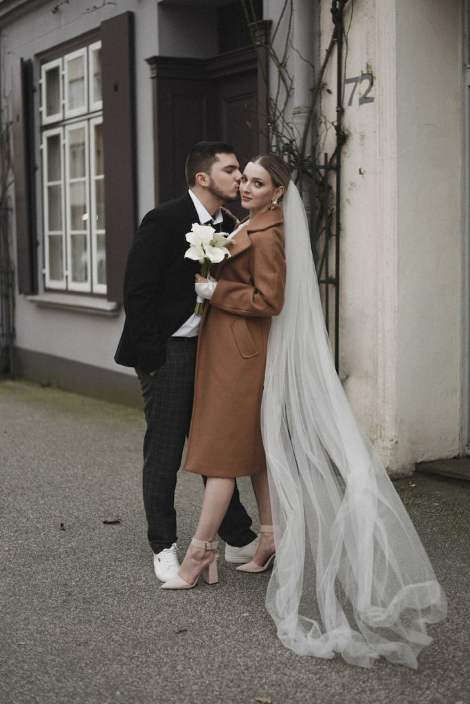 Brauner Wollmantel zum Urban Wedding Dress