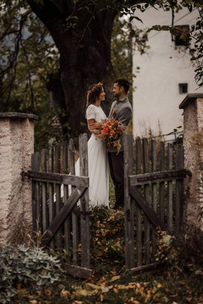 Boho-Brautpaar im Herbst