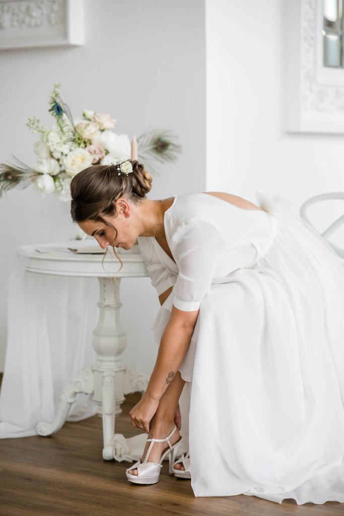 Dezentes Brautstyling für elegantes Hochzeitssetting