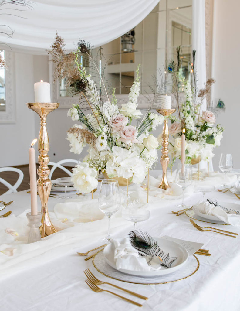 Weiß-goldene Tischdeko für eine Hochzeit im Festspielhaus