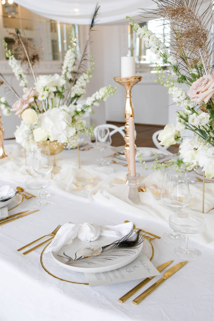 Weiß-goldene Tischdeko für eine Hochzeit im Festspielhaus
