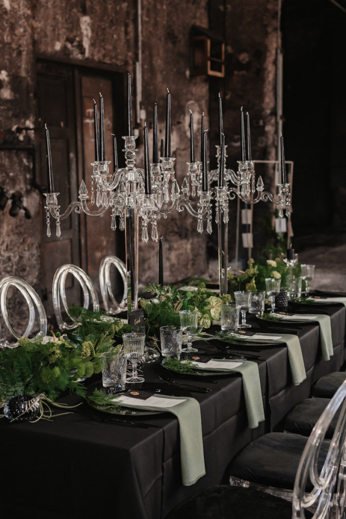 Gothic Hochzeit mit kristallenen Kerzenständer