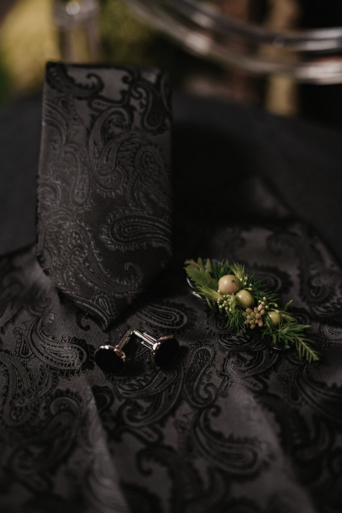 Edgy Bräutigam-Styling für eine Gothic Hochzeit