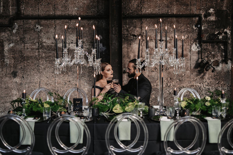 Gothic Hochzeit mit Greenery und Acrylglas
